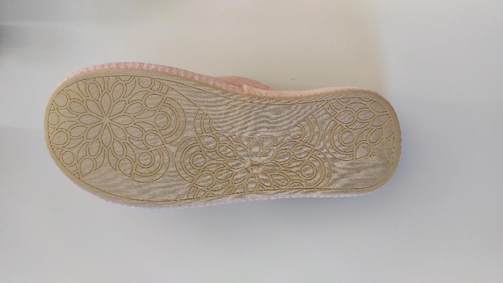 Pantofola con tomaia in materiale tessile, a tinta unita o altra fantasia, con motivo a coste oblique. Il sottopiede è in materiale polimerico che imita il sughero. La suola è composta da materiale tessile supportato da uno strato di gomma in cui è integrato in modo da non poter essere staccato.
L’intersuola è costituita da materiale polimerico, non è removibile ed è foderata dalla parte a contatto con il piede con materiale tessile.
La suola esterna può essere di colore diverso
Per uomo/donna o bambino.