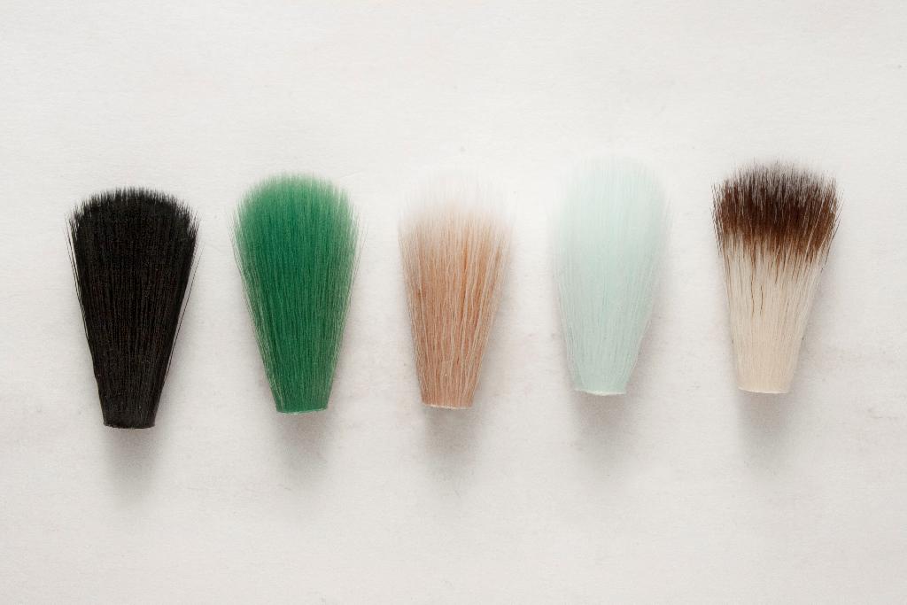 Il prodotto si presenta come un insieme di mazzetti di filamenti sintetici, di forme, colori e dimensioni differenti, utilizzati nella produzione di pennelli cosmetici. Il prodotto non è confezionato per la vendita al minuto ed è presentato in una bustina richiudibile di plastica trasparente.