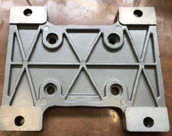 BASE DI ALLUMINIO. 
PER DICHIARAZIONE DI PARTE LA MERCE E' OTTENUTA DA FUSIONE. 
LA BASE E' UTILIZZATA PER FISSARE UN VARIATORE MECCANICO SU UNA SUPERFICIE PIANA. 
SONO
PRESENTI NELLA VERSIONE STANDARD 8 FORI.
LE DIMENSIONI DELLA MERCE POSSONO VARIARE A SECONDA DEL VARIATORE CHE DEVE FISSARE.