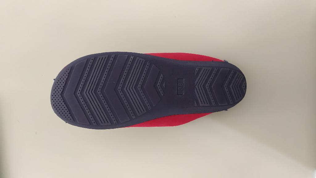 Dall’esame visivo e dai risultati ottenuti dalle analisi, si evince che il campione fornito è costituito da una pantofola con tomaia in materiale tessile sintetico (poliestere), a maglia di colore rosso cardinale ad effetto velluto, e sottopiede in materiale tessile.
La suola è composta da materiale tessile supportato da uno strato di gomma (antiscivolo) in cui è integrato in modo da non poter essere staccato. L’intersuola è costituita da materiale polimerico, non è removibile ed è foderata dalla parte a contatto con il piede con materiale tessile.

Per dichiarazione di parte, le pantofole commercializzate presentano una tomaia a tinta unita o a fantasia, a punta chiusa o aperta, ma in ogni caso di composizione tessile.