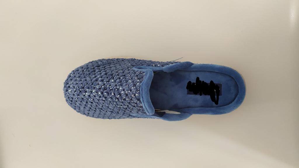 Dall’esame visivo e dai risultati ottenuti dalle analisi, si evince che il campione fornito è costituito da una pantofola con tomaia in materiale tessile sintetico (poliestere), con armatura a tela
di colore blu, ad effetto a tratti metallizzato, e sottopiede in materiale tessile.
La suola è composta da materiale tessile supportato da uno strato di gomma (antiscivolo) in cui è integrato in modo da non poter essere staccato. L’intersuola è costituita da materiale polimerico, non è removibile ed è foderata dalla parte a contatto con il piede con materiale tessile.

Per dichiarazione di parte, le pantofole commercializzate presentano una tomaia a tinta unita o a fantasia, a
punta chiusa o aperta, ma in ogni caso di composizione tessile.