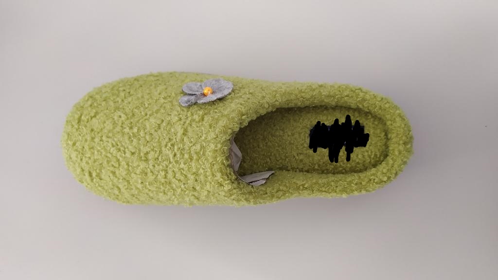 Dall’esame visivo e dai risultati ottenuti dalle analisi, si evince che il campione fornito è costituito da una pantofola con tomaia in materiale tessile sintetico (poliestere), a maglia di colore verde chiaro ad effetto bouclé/spugna, e sottopiede in materiale tessile.
La suola è composta da materiale tessile supportato da uno strato di gomma (antiscivolo) in cui è integrato in modo da non poter essere staccato. L’intersuola è costituita da materiale polimerico, non è removibile ed è
foderata dalla parte a contatto con il piede con materiale tessile.

Per dichiarazione di parte, le pantofole commercializzate presentano una tomaia a tinta unita o a fantasia, a
punta chiusa o aperta, ma in ogni caso di composizione tessile.