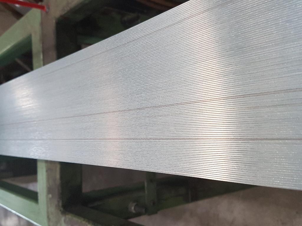 Banda in acciaio per la produzione di punti metallici.
La banda è composta da fili metallici di acciaio, acciaio inox, acciaio zincato o acciaio rivestito,  del medesimo diametro, giustapposti ed incollati.