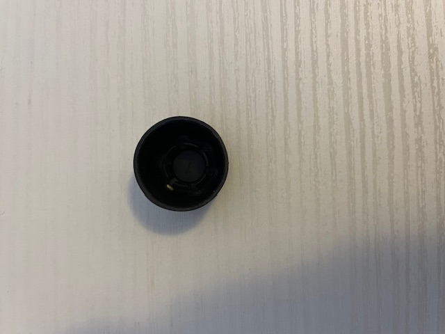 Tappo di gomma.
L'articolo è utilizzato per chiudere l'involucro all'interno del quale viene posizionato un pistone di acciaio utilizzato in sistemi di sicurezza di autoveicoli.
Il tappo, per dichiarazione di parte, è realizzato in gomma ed è di colore nero.