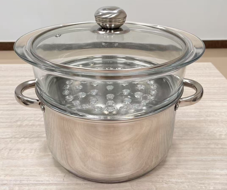 Assortimento condizionato per la vendita al minuto costituito da:
- una pentola in acciaio inox con relativo coperchio in vetro, idonea ad essere utilizzata anche in modo autonomo;
- un accessorio in vetro, dotato di fori sul fondo, concepito per la cottura a vapore degli alimenti.
L’accessorio in vetro si incastra perfettamente sulla pentola, formando con essa un unico strumento di cottura integrato.
L’assortimento è presentato come un unico insieme destinato alla vendita al dettaglio.