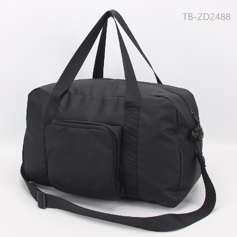Borsone da viaggio pieghevole, realizzato in tessuto sintetico, destinato al trasporto di effetti personali. 
Il materiale principale del borsone è un tessuto composto per l’80% da poliestere e per il 10% da nylon, con una spalmatura superficiale in poliuretano e resina POM (in percentuali rispettivamente del 5%)