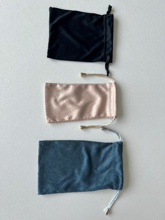 Sacchetto realizzato in materia tessile a maglia, interamente costituito da microfibra di poliestere.
Il prodotto è disponibile in vari colori (tra cui nero, verde e beige).
Il sacchetto presenta dimensioni variabili, con lunghezza massima di circa 20 cm e larghezza massima di circa 15 cm.
È dotato di apertura superiore rifinita con cucitura, lungo la quale scorre un laccetto di chiusura in tessuto, annodato alle estremità e corredato da ferma‑laccetto in materiale plastico di colore dorato.
Il sacchetto è destinato a contenere, riporre e proteggere piccoli oggetti.