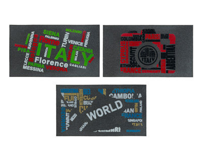 Zerbino rettangolare di dimensioni 40 x 70 cm, di colore nero, con una superficie decorata da un motivo colorato.

Dal punto di vista dei materiali, la base del prodotto è costituita da polietilene, mentre la superficie presenta una decorazione tessile in poliamide floccato. La parte inferiore è realizzata per dichiarazione di parte con gomma riciclata.