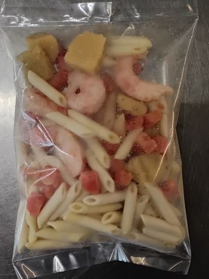 Preparazione alimentare surgelata a base di pasta di semola di grano duro, gamberi argentini sgusciati, pomodoro a cubetti, cubetti di sugo contenente astice e nasello. Non è pronta al consumo in quanto necessita di cottura.

Il contenuto totale di crostacei e pesce all'interno della preparazione, misurato in laboratorio, è inferiore al 20 per cento del peso totale.

Il confezionamento avviene in buste termosaldate da 300 g.