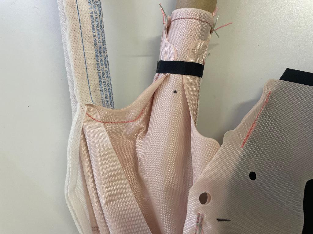 Componente di un sistema airbag per auto consistente in un cuscino gonfiabile di sicurezza.
La merce è costituita da un tessuto di Nylon 6.6 ad alta resistenza di colore rosa o celeste, cucito in vari punti, armatura tela, ricoperta su un lato da polidimetilsilossano con vari inserti ed avvolta da un TNT (tessuto
non tessuto) bianco di polipropilene.
L’articolo misura circa 170 cm ed è destinato alle protezione laterali e, per dichiarazione di parte, è idoneo per sistemi di gonfiaggio a freddo.