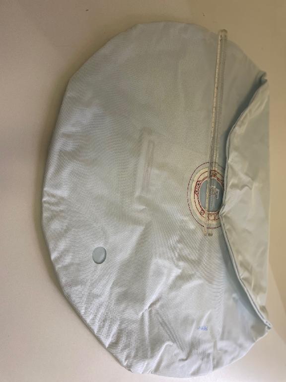 Componente di un sistema airbag per auto consistente in un cuscino gonfiabile di sicurezza che si presenta piatto  e circolare (con diametro di circa 67 cm) e di colore celeste ed avente una cucitura rettangolare nella parte posteriore e rinforzo centrale nella parte anteriore. L’articolo è composto da tessuti di fibra poliammidica ad alta resistenza cuciti tra loro.
