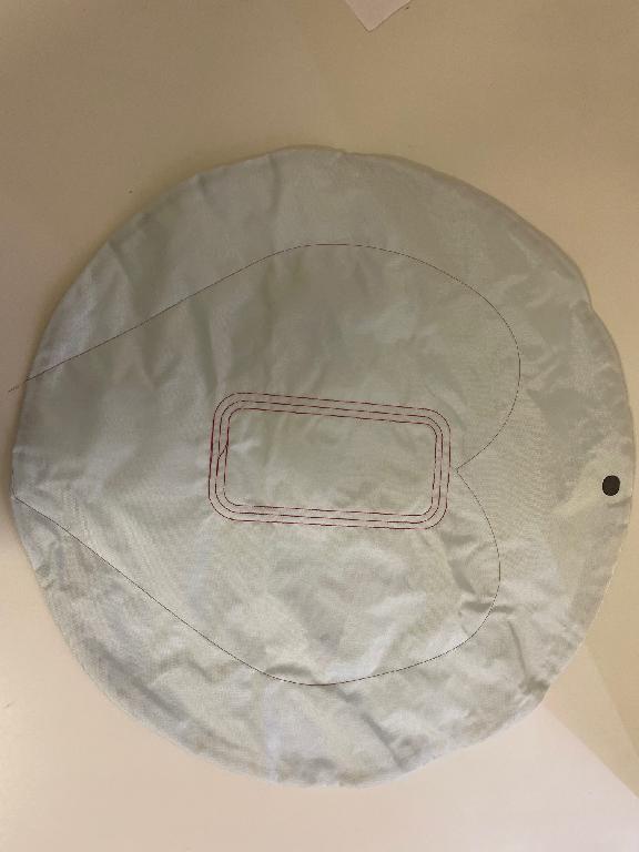 Componente di un sistema airbag per auto consistente in un cuscino gonfiabile di sicurezza che si presenta piatto e circolare (con diametro di circa 67 cm) e di colore celeste ed avente una cucitura sia nella parte anteriore che posteriore e un rinforzo centrale. L’articolo è composto da tessuti di fibra poliammidica ad alta resistenza cuciti tra loro.