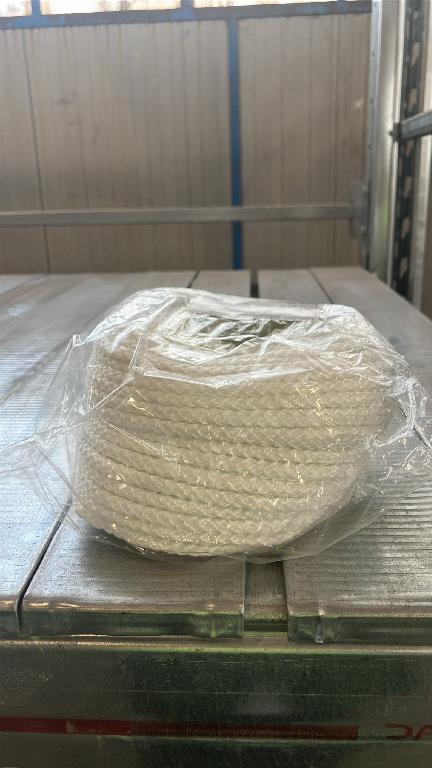 Corda di colore bianco traslucido di diametro 5 mm circa.

E' costituita da un filato centrale costituito da molteplici fibre di vetro intrecciate tenute insieme da quattro fili doppi, sempre in fibra di vetro, che formano una maglia a rete intrecciata.

Secondo il dichiarato la corda viene utilizzata nello spazio tra due pultrusioni e per riempire gli spazi vuoti intorno alla componentistica nella fabbricazione di pale eoliche.