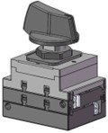Interruttore a manopola per corrente continua. 
Il dispositivo si presenta con manopola dotata di due posizioni ON/OFF.
Per dichiarazioone di parte, l'articolo è destinato all'apertura e alla chiusura di circuiti elettrici, per una tensione superiore a 1000 V, interruttore di accensione e spegnimento per una tensione inferiore a 72,5 kV.