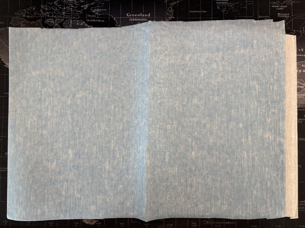 Materiale di rinforzo assorbente presentato in bobine, costituito da tessuto non tessuto formato da strati di fibre di cellulosa (76%) e fibre sintetiche in polietilene (24%), spalmato su un lato. Il prodotto presenta una massa areica pari a 97,56 g/m².

Secondo dichiarazione di parte, è fornito in bobine di larghezza pari a 1800 mm o 920 mm e lunghezza variabile ed è destinato all’utilizzo in sale operatorie.