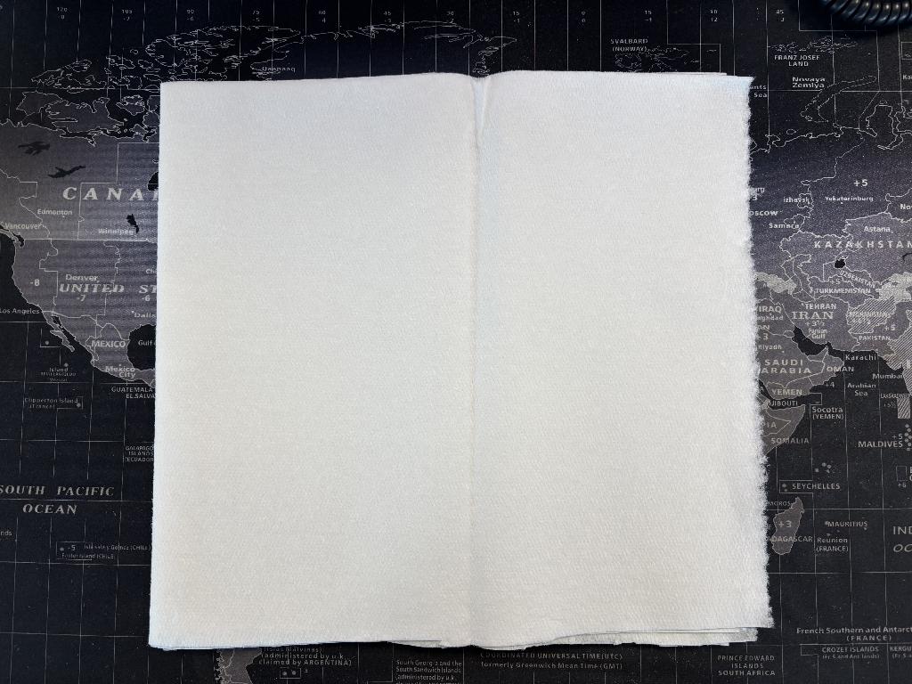 Materiale assorbente presentato in bobine, costituito da tessuto non tessuto formato da strati di fibre di cellulosa (89,4%) e fibre sintetiche in polietilene (10,6%). Il prodotto presenta una massa areica pari a 60,82 g/m².

Secondo dichiarazione di parte, è fornito in bobine di larghezza pari a 920 mm o 1230 mm e lunghezza variabile.

È destinato a impieghi in diversi ambiti applicativi in cui è richiesta un’elevata capacità di assorbimento.