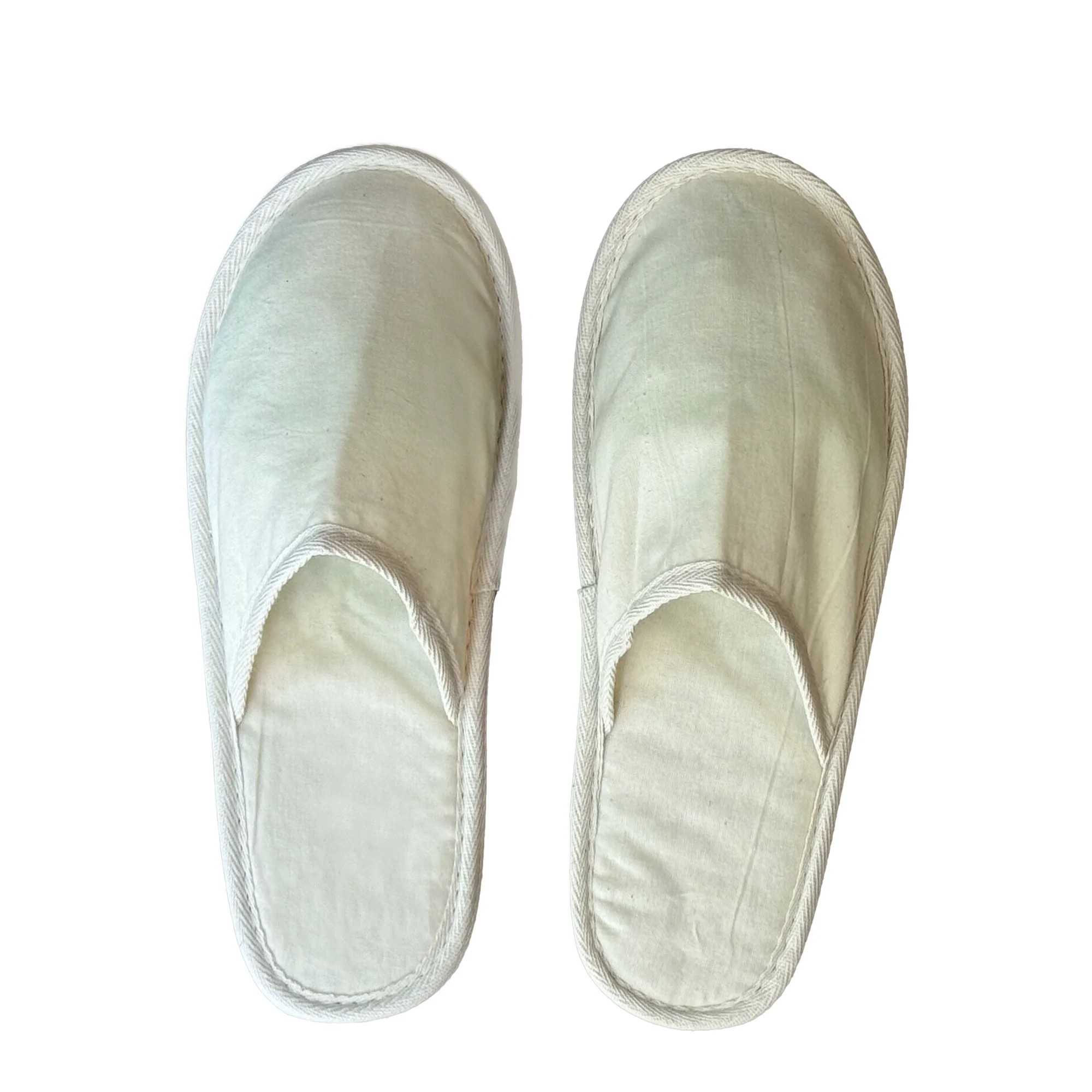 Pantofola da camera con tomaia e suola in materiale tessile (cotone), con armatura a tela e presenza di gommini antiscivolo in PVC sulla suola.