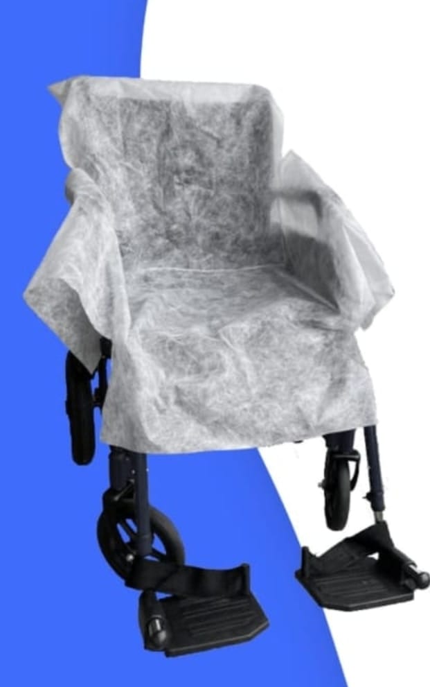 Tessuto Non Tessuto (TNT) plastificato, di dimensioni massime 133 cm x 140 cm, di colore bianco, ripartito in sei sezioni ripiegabili presentanti cuciture a termosaldatura per agganciarsi alla carrozzina e contenuto in busta di plastica trasparente. La busta contiene tre esemplari etichettati ed il manuale d’uso.
Il prodotto secondo le informazioni fornite è un dispositivo ideato per isolare le carrozzine utilizzate dai pazienti creando una barriera protettiva per la contaminazione incrociata e la diffusione di virus e batteri. Il dispositivo può essere utilizzato in ambito ospedaliero, ambulatoriale e domestico.
Il lato non plastificato viene a contatto con l’utente, il lato plastificato viene a contatto con la carrozzina