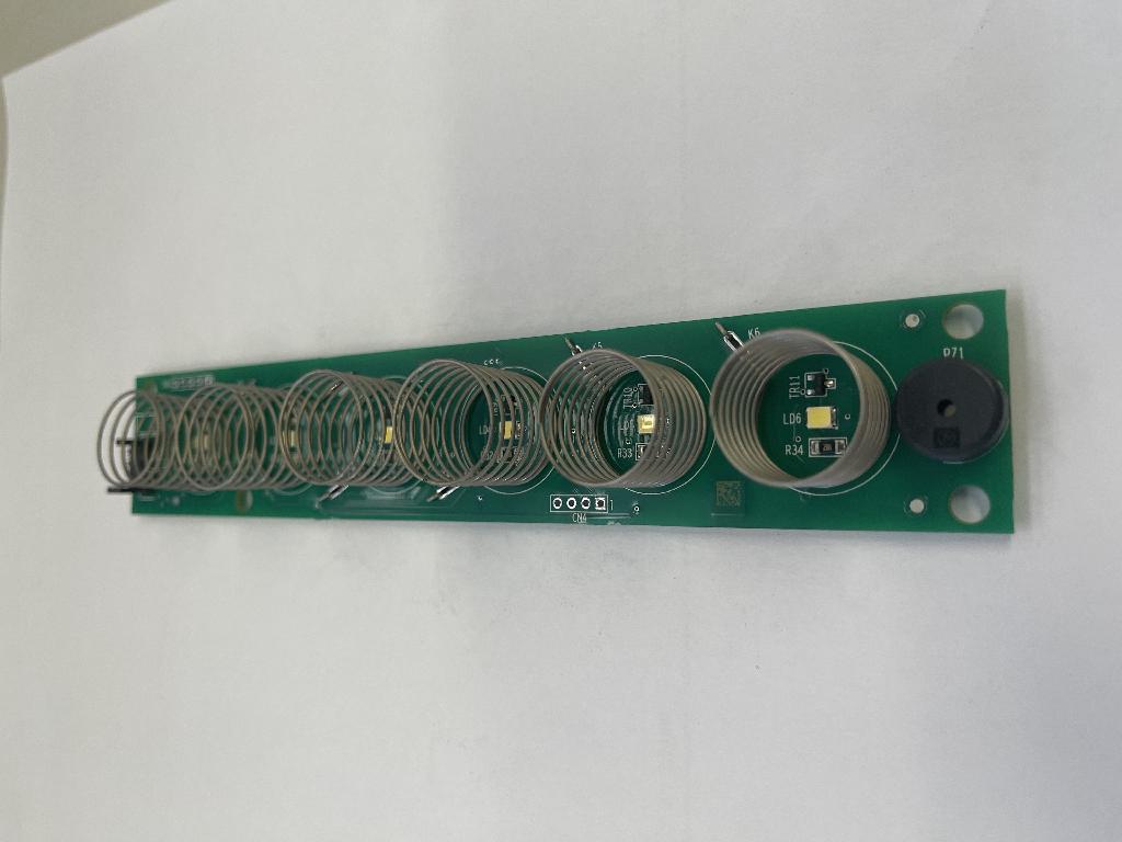 Circuito stampato munito di diversi componenti elettronici.
Il circuito stampato è costituito da:
-Microcontrollore integrato per la gestione logica delle funzioni.
-Circuito capacitivo per la rilevazione del tocco.
- LED indicatori di stato.
-Connettore per alimentazione e comunicazione con la scheda principale.
L'articolo è utiizzato per il controllo delle funzioni motore e illuminazione di una cappa aspirante domestica.
Le funzionalità principali sono:
-Gestione completa della velocità motore.
-Comando accensione/spegnimento luci.
-Gestione della sensibilità dei tasti capacitivi.
-Controllo e segnalazione tramite LED integrati.
La merce è presentata alloggiata in polistirolo all'interno di scatole di cartone.