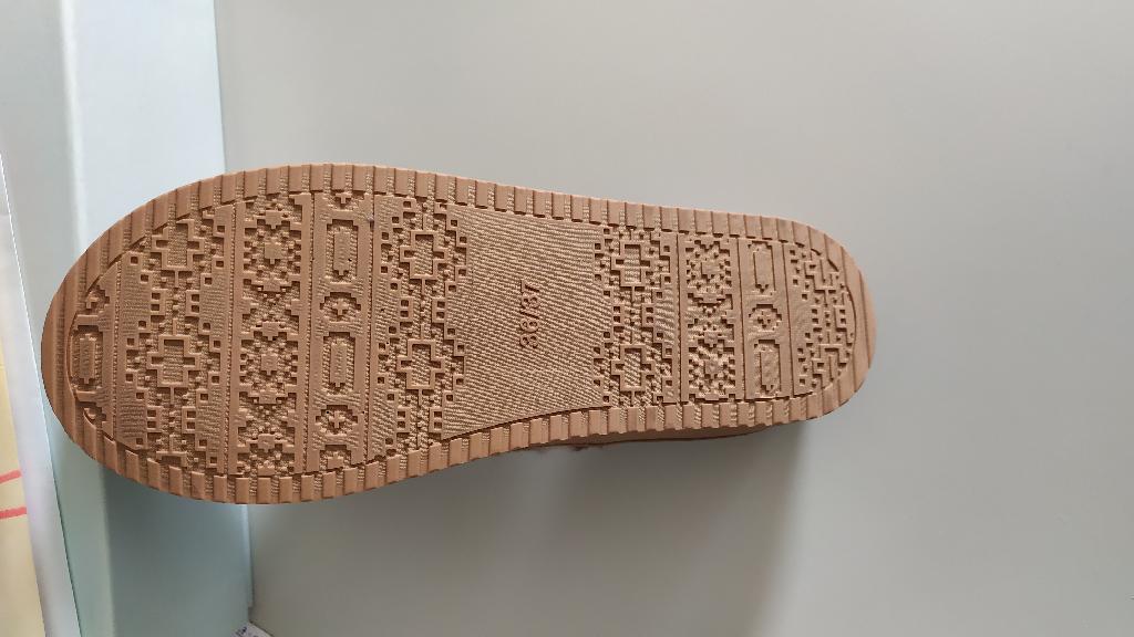 PANTOFOLA DA CAMERA CON TOMAIA DI MATERIALE TESSILE E SUOLA ESTERNA DI MATERIALE TESSILE, QUEST’ULTIMO NON È UN MERO ACCESSORIO O RINFORZO, MA UN COSTITUENTE DELLA SUOLA., LA TOMAIA: REALIZZATA IN TESSUTO (POLIESTERE) ED E' FODERATA INTERNAMENTE CON TESSUTO (POLIESTERE). LA TOMAIA PUO' ESSERE A TINTA UNITA, ALTRA FANTASIA, A PUNTA APERTA MA PUR SEMPRE DI COMPOSIZIONE TESSILE.