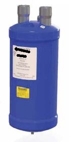 Separatore d’olio convenzionale.
Sostanzialmente la miscela refrigerante misto ad olio in uscita da un compressore di un sistema di refrigerazione viene introdotta nel prodotto, nel quale avviene una separazione e tramite due differenti uscite escono olio e gas refrigerante.
La separazione della miscela refrigerante ed olio avviene tramite forza centrifuga e gravità, in quanto la miscela introdotta all’interno del separatore viene fatta ruotare, l’olio che ha una maggior densità si posa sulle pareti dello stesso e per via della forza di gravità cade verso il basso.
L’olio si raccoglie sul fondo ed un meccanismo a galleggiante controlla una valvola a spillo che si apre quando l’olio ha raggiunto un livello adeguato rinviandone parte al compressore.
Il gas refrigerante separato dall’olio esce dall’alto e prosegue nel circuito frigorifero. 
I componenti principali; mantello, fondelli e connessioni sono realizzati in acciaio al carbonio, gli schermi di separazione sono in ottone, i gruppi galleggianti sono realizzati in acciaio inossidabile, ottone e rame.
Il prodotto oggetto di analisi è destinato a sistemi di gestione dell’olio ad alta pressione, sono adatti all’uso con refrigeranti HCFC e HFC ed i relativi oli ed è destinato ad un uso nell’ambito dei sistemi di refrigerazione.