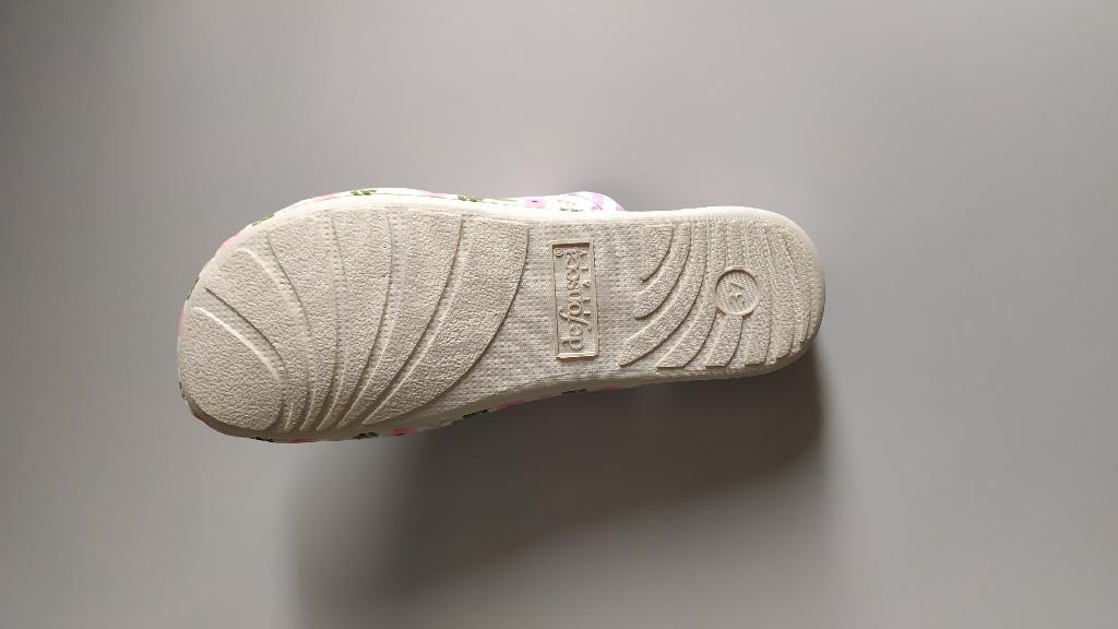 Ciabatta con tomaia in materiale tessile, in cui lo strato esterno è costituito da tessuto a maglia, anche lo strato interno è costituito da tessuto a maglia, i due strati sono separati da una doppia imbottitura. La suola è costituita da materiale tessile integrato con materiale polimerico in modo tale che i singoli costituenti non possano essere separati. L’intersuola è costituita da materiale polimerico, non è removibile ed è foderata dalla parte a contatto con il piede, con materiale tessile.