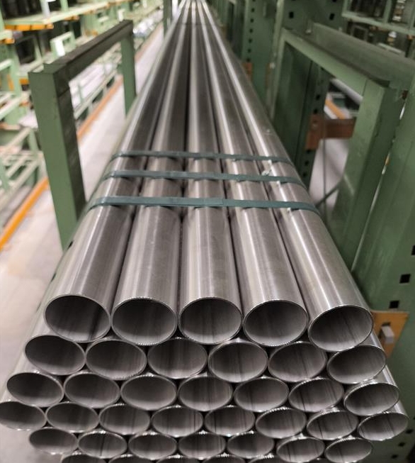 Tubi saldati in acciaio inossidabile, a sezione trasversale circolare costante e struttura concentrica lungo tutta la lunghezza.
I tubi presentano un diametro esterno compreso tra 6 mm e 323,9 mm, uno spessore delle pareti variabile da 1 mm a 6 mm e una lunghezza da 1 metro fino a 12 metri.
Dall’esame di laboratorio effettuato dall’Agenzia delle Dogane e dei Monopoli (ADM) sul campione fornito è emerso che i tubi sono ottenuti mediante formatura e saldatura longitudinale di prodotto laminato piatto in acciaio inossidabile, seguita da una lavorazione meccanica di finitura superficiale mediante abrasione (spazzolatura). La saldatura risulta continua lungo l’asse longitudinale del tubo.
Allo stato dell’importazione, i tubi non presentano ulteriori lavorazioni né elementi che ne determinino una funzione specifica diversa da quella propria di tubi in acciaio inossidabile.
Sulla base delle informazioni fornite, i prodotti sono suscettibili di utilizzo in diversi ambiti applicativi, quali, a titolo esemplificativo, edilizia, impiantistica generale, trattamento delle acque, settori industriali, settore agroalimentare e zootecnico.
