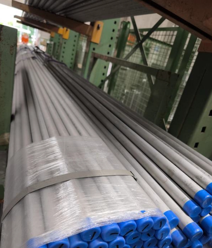 Tubi, non saldati, in acciaio inossidabile, concentrici di sezione costante circolare. I tubi hanno un diametro esterno da 6 mm a 323,9 mm, uno spessore delle pareti da 1 mm a 35mm e una lunghezza da 1 a 12 metri. Tali prodotti sono ottenuti mediante trafilatura o laminazione a freddo.
Dall'analisi del Laboratorio chimico dell'ADM effettuata sul campione pervenuto è emerso che il prodotto possiede le caratteristiche di un tubo non saldato, di sezione trasversale circolare, in acciaio inossidabile, ottenuto per estrusione a caldo e successiva laminazione a freddo, non munito di accessori. Un ulteriore trattamento termico di ricottura e decapaggio, al fine di rimuovere le scaglie di ossido, completa il processo di produzione.
Sulla base delle informazioni fornite, i prodotti sono suscettibili di utilizzo in diversi ambiti applicativi, quali, a titolo esemplificativo, edilizia, impiantistica generale, trattamento delle acque, settori industriali, settore agroalimentare e zootecnico.
