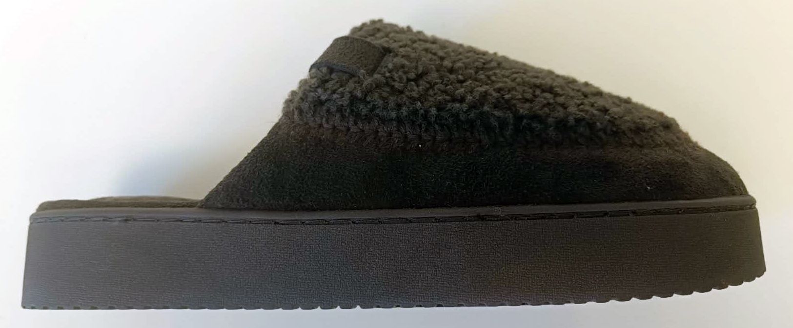 Pantofola con tomaia in materiale tessile, con superficie esterna in tessuto effetto bouclé, di colore marrone. La suola è alta circa 3 cm ed è composta da materiale tessile supportato da uno strato di gomma in cui è integrato in modo da non poter essere staccato.
L’intersuola è costituita da materiale polimerico, non è removibile ed è foderata dalla parte a contatto con il piede, con materiale tessile.
