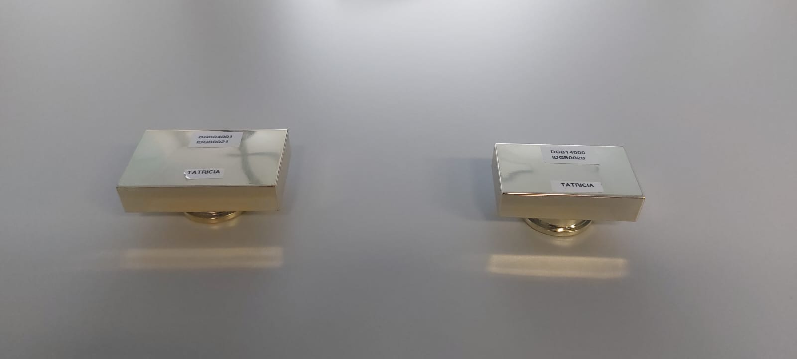Tappo composto, secondo le informazioni fornite, da materiale plastico e metallo, da applicare sull' imballo primario di taluni prodotti cosmetici (profumi).
La prevalenza dei componenti è il metallo. 
Questo tappo si presenta di colorazione oro, di dimensioni rettangolari, con una superficie liscia e lucida. Lo stesso presenta nella parte inferiore una protuberanza di forma cilindrica, ovvero dove alloggerà la componente spruzzante del profumo una volta che il tappo verrà applicato sulla restante parte del packaging primario.