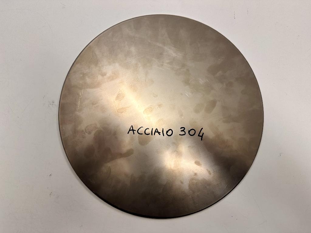 Disco multistrato in acciaio inossidabile e alluminio.
Il disco è destinato alla produzione di pentole per uso domestico tramite un successivo processo di imbutitura e
formatura.
Il disco ha un diametro di 330 mm e spessore di 2.8 mm.
Il disco multistrato è composto da tre strati.
Il peso dell'acciaio risulta essere predominante rispetto a quello dell'alluminio.