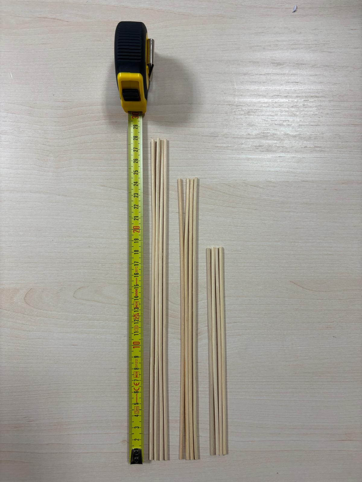 Bastoncini in legno di rattan di colore naturale di lunghezza da 18 a 24,5 cm.
destinati ad essere inseriti in un flacone di vetro per profumare l'ambiente.
