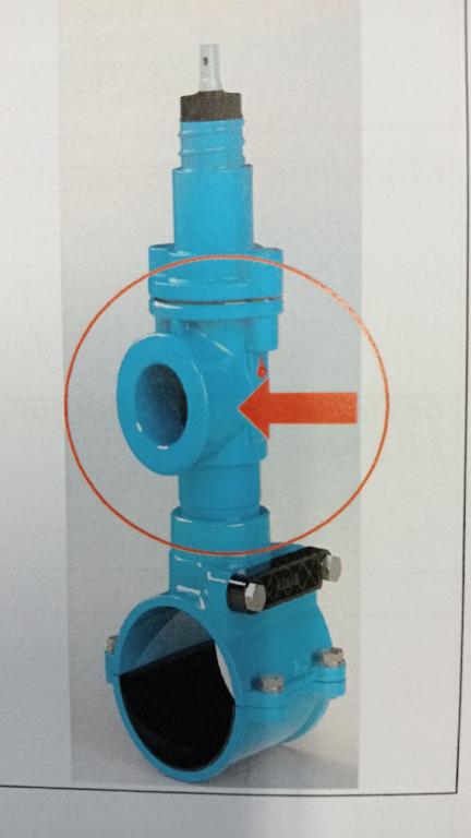 Secondo le informazioni fornite, la merce è una parte di una valvola per  derivazione di utenza, realizzata in ghisa EN GJS 400-15, verniciata internamente e esternamente con polvere epossidica applicata a letto fluido colore azzurro/blu chiaro, corredata di estremità filettate maschio/femmina. Ha una sede piana dotata di due fori filettati M12. L’articolo è progettato per essere utilizzato in combinazione con gli altri elementi costituenti della valvola di presa, al fine di dare sede di tenuta interna per il tampone gommato e fornire elemento di connessione alla linea di derivazione dell’acqua.
La valvola completa viene utilizzata negli impianti idrici, nelle derivazioni di utenza dalla linea principale all’utilizzatore finale, consentendo l’intercettazione del flusso per operazioni di manutenzione e/o sospensione del servizio.