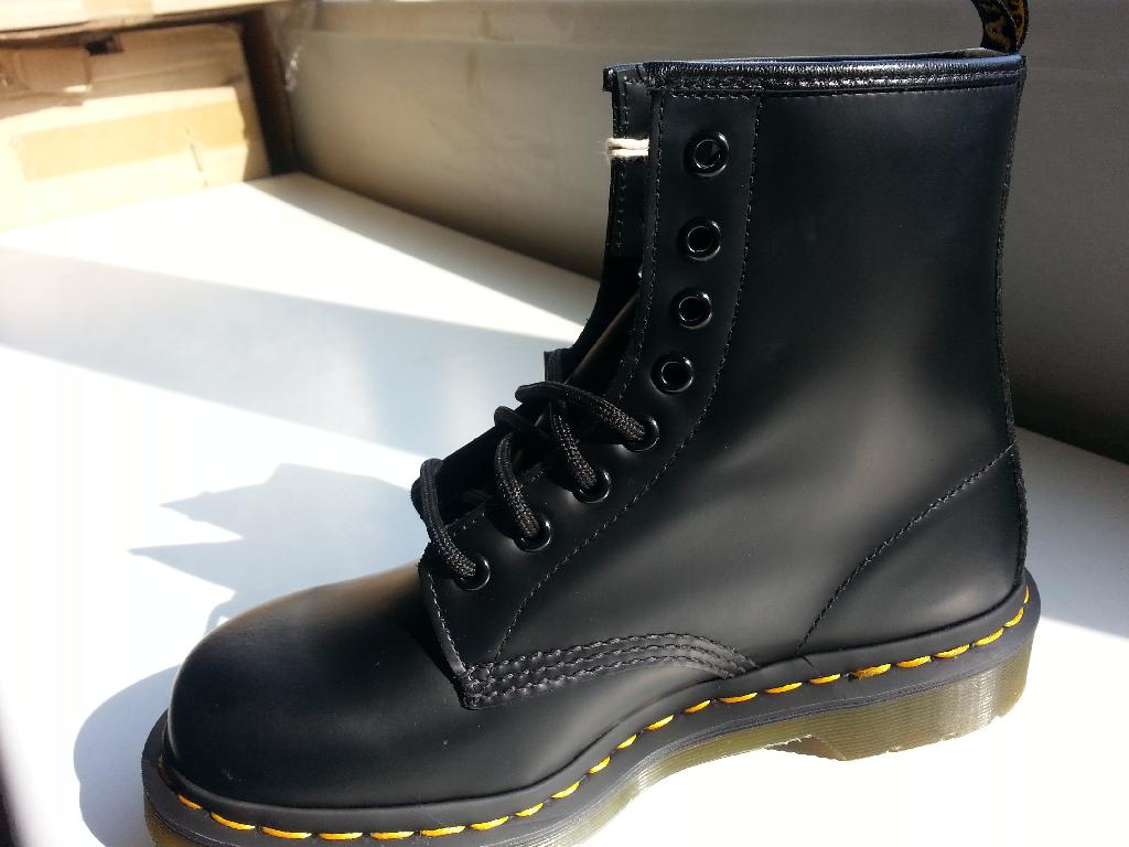 STIVALETTO UNISEX CHE RICOPRE LA CAVIGLIA  MA NON IL POLPACCIO (L'ALTEZZA DEL GAMBALE E'15 CM). LA SUOLA INTERNA E' DI LUNGHEZZA SUPERIORE A 24 CM.
LA TOMAIA E' COSTITUITA DA CUOIO RICOPERTO DA UN SOTTILE FOGLIO DI MATERIA PLASTICA. LA SUOLA ESTERNA E' COSTITUITA DA GOMMA CON DISEGNI E RILIEVI ANTISCIVOLO SU TUTTA LA LUNGHEZZA
LA SUOLA E' APPLICATA ALLA TOMAIA MEDIANTE CUCITURE E INCOLLAGGIO