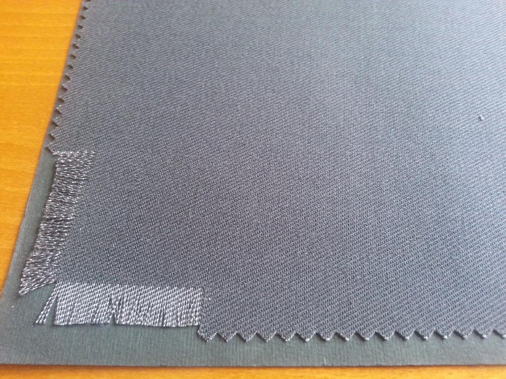 TESSUTO FINITO STAMPATO.
LO STESSO E' DESTINATO AL CONFEZIONAMENTO DI CAPI DI ABBIGLIAMENTO PER USO PROFESSIONALE.
LA MERCE PRESENTA LA SEGUENTE COMPOSIZIONE: CIRCA IL 60% DI COTONE E  IL 40% DI POLIESTERE  CON PESO DI 315 G/METRO QUADRO. IL PRODOTTO PRESENTA UN'ARMATURA DEFINITA SAIA.
IL PRODOTTO PUO' PRESENTARSI IN UN'AMPIA GAMMA DI COLORAZIONI.
