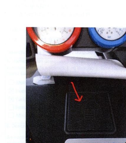 TAPPO IN PLASTICA. L'ARTICOLO, DI FORMA PIATTA, MISURA CIRCA 78X77,6 MM ED HA UNA FUNZIONE DI COPERTURA NELL'ASSEMBLAGGIO DI UNA MACCHINA.
