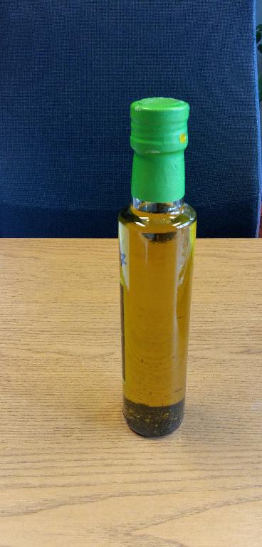 OLIO EXTRA VERGINE DI OLIVA CON AGGIUNTA DI FOGLIE DI BASILICO ESSICCATO IN FRAMMENTI.
IL PRODOTTO E' DESTINATO AD ESSERE UTILIZZATO COME CONDIMENTO ED E' OTTENUTO TRAMITE PROCESSI MECCANICI E NON RAFFINATO.
LA MERCE E' CONFEZIONATA IN BOTTIGLIE DI VETRO DA 250 ML CHIUSE CON TAPPO A VITE RICOPERTO DA FOGLIO DI ALLUMINIO DI COLORE VERDE.