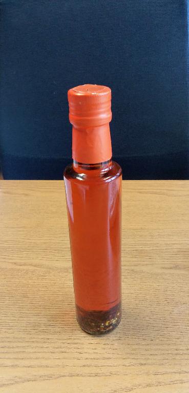 OLIO EXTRA VERGINE DI OLIVA CON AGGIUNTA DI PEPERONCINO (SEMI E FRAMMENTI DEL FRUTTO ESSICATI).
IL PRODOTTO E' DESTINATO AD ESSERE UTILIZZATO COME CONDIMENTO.
LO STESSO E' OTTENUTO TRAMITE PROCESSI MECCANICI E NON E' RAFFINATO.
LA MERCE E' CONFEZIONATA IN BOTTIGLIE DI VETRO DA 250 ML CON TAPPO A VITE RICOPERTO DA FOGLIO DI ALLUMINIO DI COLORE ARANCIO.