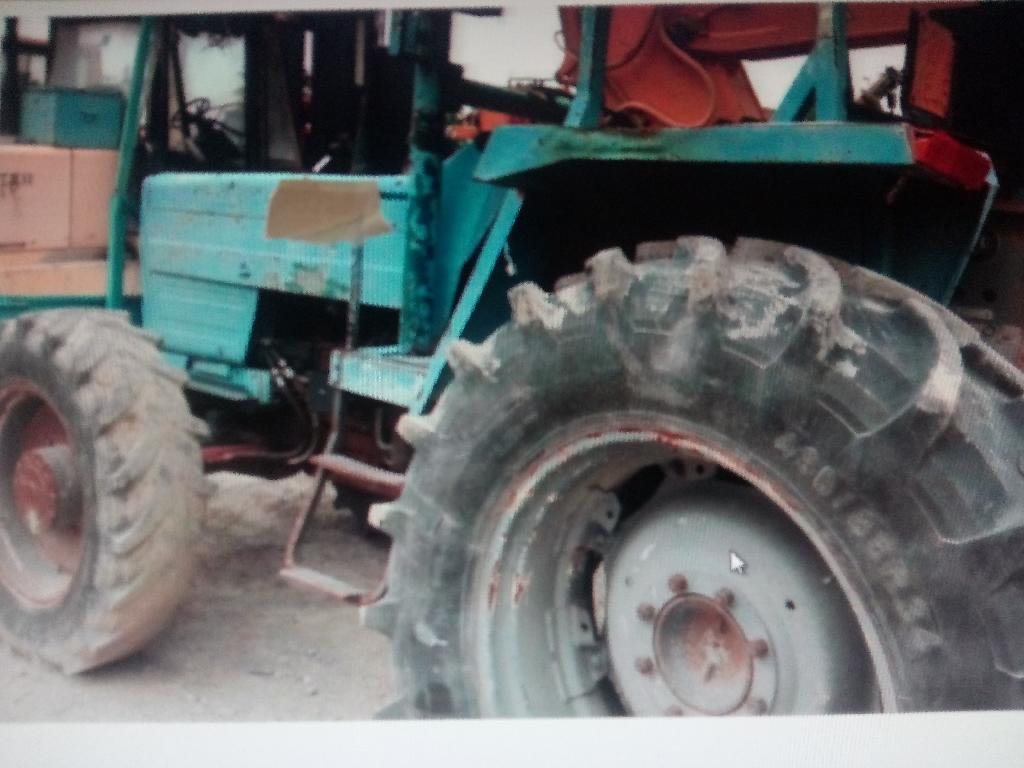 TRATTORI AGRICOLI A RUOTE.
I TRATTORI SONO DOTATI DI PRESA DI FORZA BENCHE' NON VISIBILE IN QUANTO COPERTA DA UNA SOVRASTRUTTURA METALLICA ATTA A CONTENERE DELLE PULEGGE.
I TRATTORI POSSONO RAGGIUNGERE UNA VELOCITA' MASSIMA DI 30 KMH.
I VEICOLI HANNO UNA POTENZA DI 76,8 KW E LE SEGUENTI DIMENSIONI: 440 CM X 272 CM CIRCA OVVERO, A SECONDA DEL MODELLO, 497 CM X 294 CM.