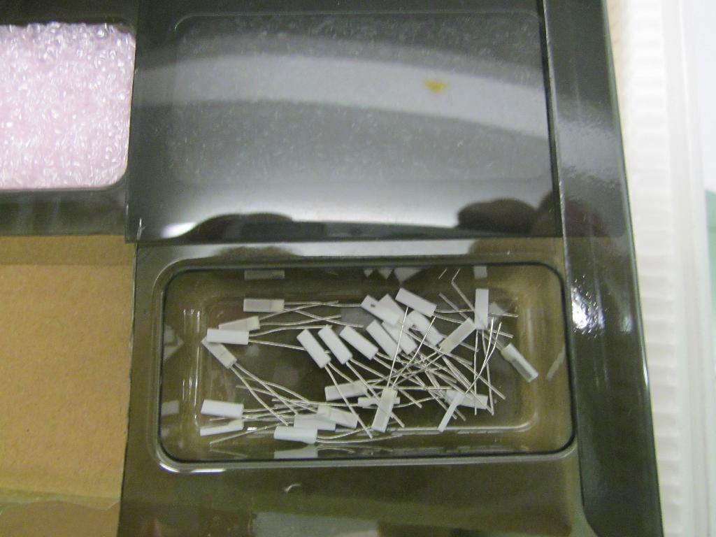 RESISTENZA ELETTRICA CON FILAMENTO IN PLATINO. L'ARTICOLO E' COSTITUITO CON UN FILAMENTO DEPOSITATO E RACCHIUSO SU SUBSTRATI IN CERAMICA E SIGILLATI CON RESINA COMPLETO DI COPPIA DI FILI DI COLLEGAMENTO IN LEGA DI NICHEL. L'ARTICOLO E' UTILIZZATO PER LA COSTRUZIONE  DELL'ESTREMITÀ SENSIBILE DI UNO STRUMENTO DI MISURAZIONE TERMOMETRICO.