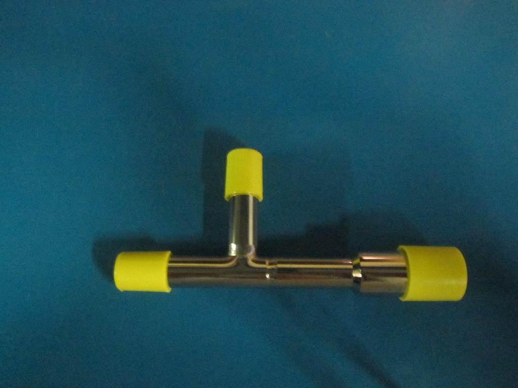 ARTICOLO DI ACCIAIO INOSSIDABILE A FORMA DI T. IL PRODOTTO PRESENTA LE CARATTERISTICHE OGGETTIVE DEGLI ACCESSORI PER TUBI E SI PRESENTA SOTTO FORMA DI GIUNTO CON TRE ESTREMITA' NON FILETTATE; LO STESSO VIENE UTILIZZATO NELLA REALIZZAZIONE DI POZZETTI TERMOMETRICI.
