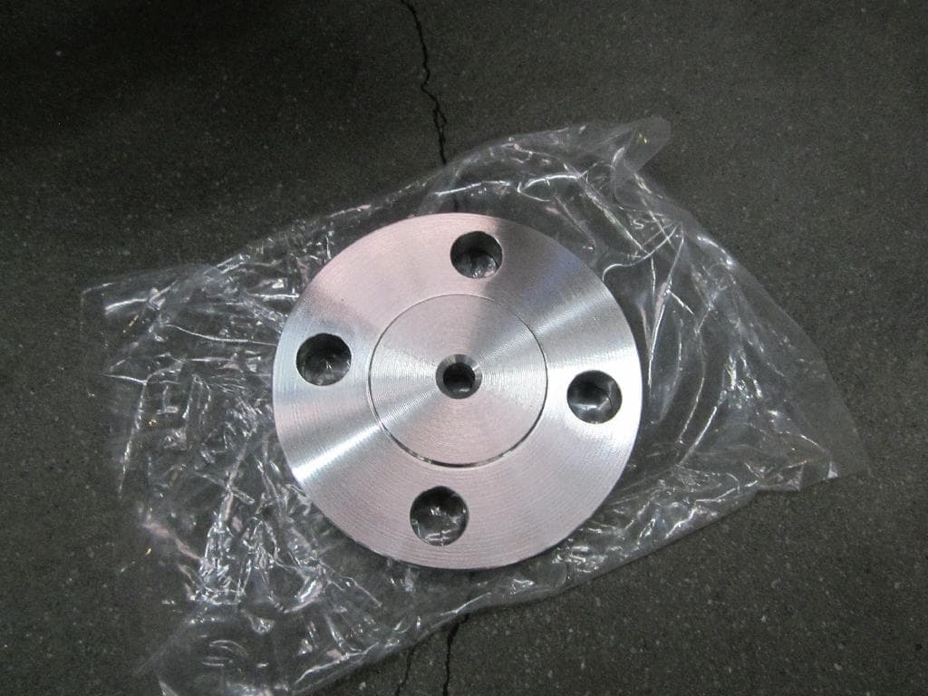 FLANGIA. L'ARTICOLO SI PRESENTA DI FORMA CIRCOLARE CON 5 FORI. L'ARTICOLO E' REALIZZATO IN ACCIAIO INOSSIDABILE.