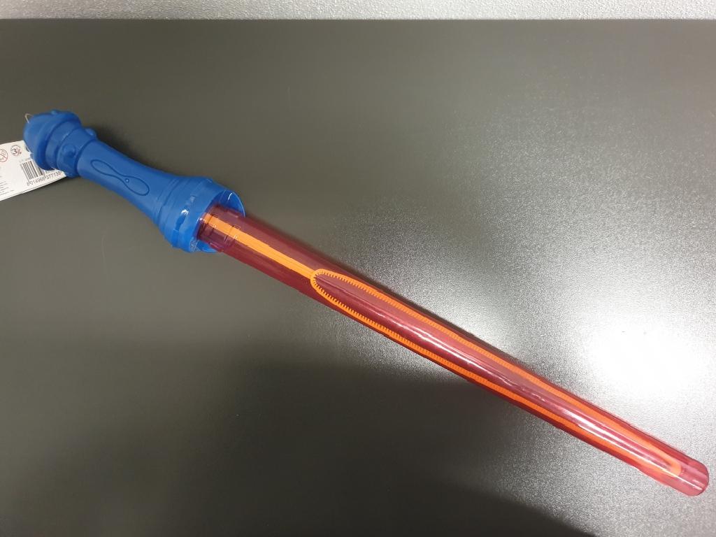 SPADA GIOCATTOLO IN MATERIA PLASTICA COLORATA, DI UNA LUNGHEZZA DI CM 63 CM. LA SPADA CONTIENE DEL LIQUIDO PER FARE LE BOLLE DI SAPONE (CIRCA 300 ML) MEDIANTE UNA SAGOMA FISSATA ALLA BASE DELL'IMPUGNATURA DELL'ARMA GIOCATTOLO.