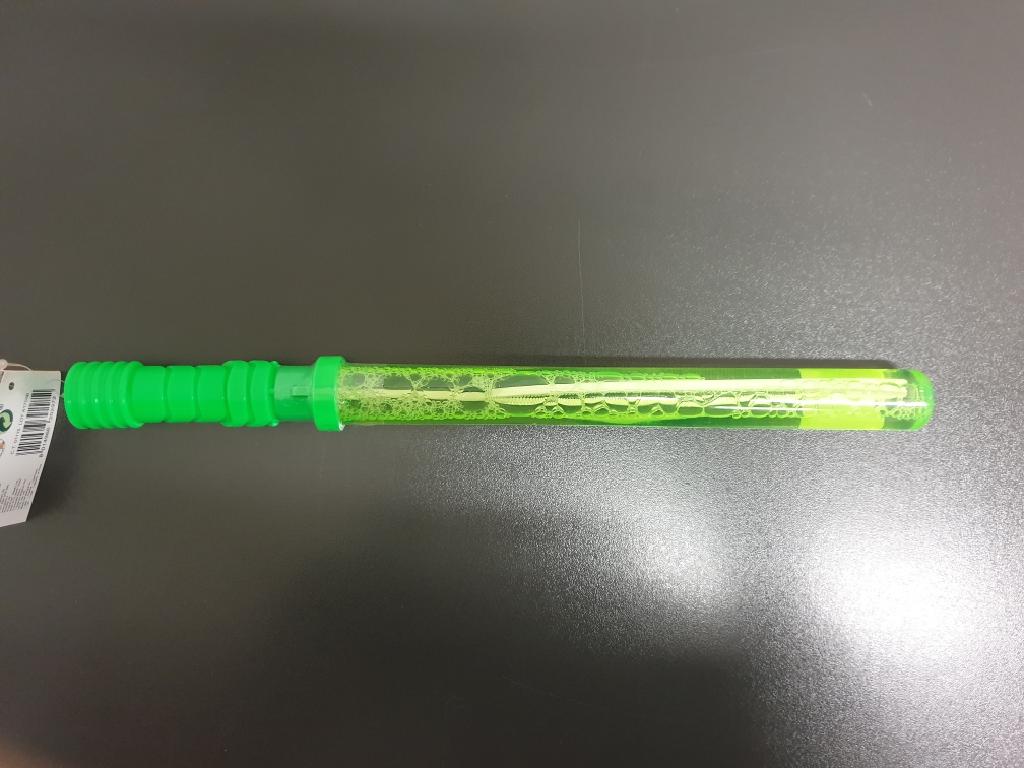 SPADA GIOCATTOLO IN PLASTICA DI UNA LUNGHEZZA DI CIRCA 37 CM. LA SPADA CONTIENE DEL LIQUIDO PER FARE LE BOLLE DI SAPONE, (CIRCA 118 ML.) MEDIANTE UNA SAGOMA FISSATA ALL'IMPUGNATURA DELL'ARMA GIOCATTOLO.