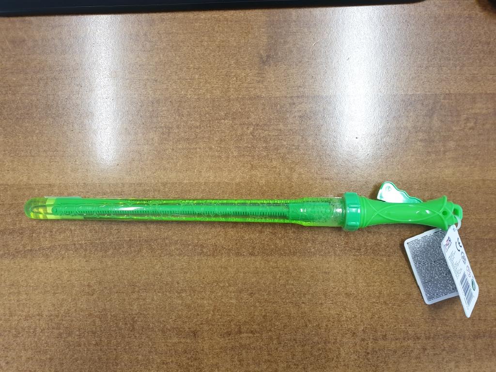 SPADA GIOCATTOLO IN PLASTICA DI UNA LUNGHEZZA DI CIRCA 42 CM. LA SPADA . CONTIENE DEL LIQUIDO PER FARE LE BOLLE DI SAPONE, (CIRCA 100 ML.) MEDIANTE UNA SAGOMA FISSATA ALL'IMPUGNATURA DELL'ARMA GIOCATTOLO.