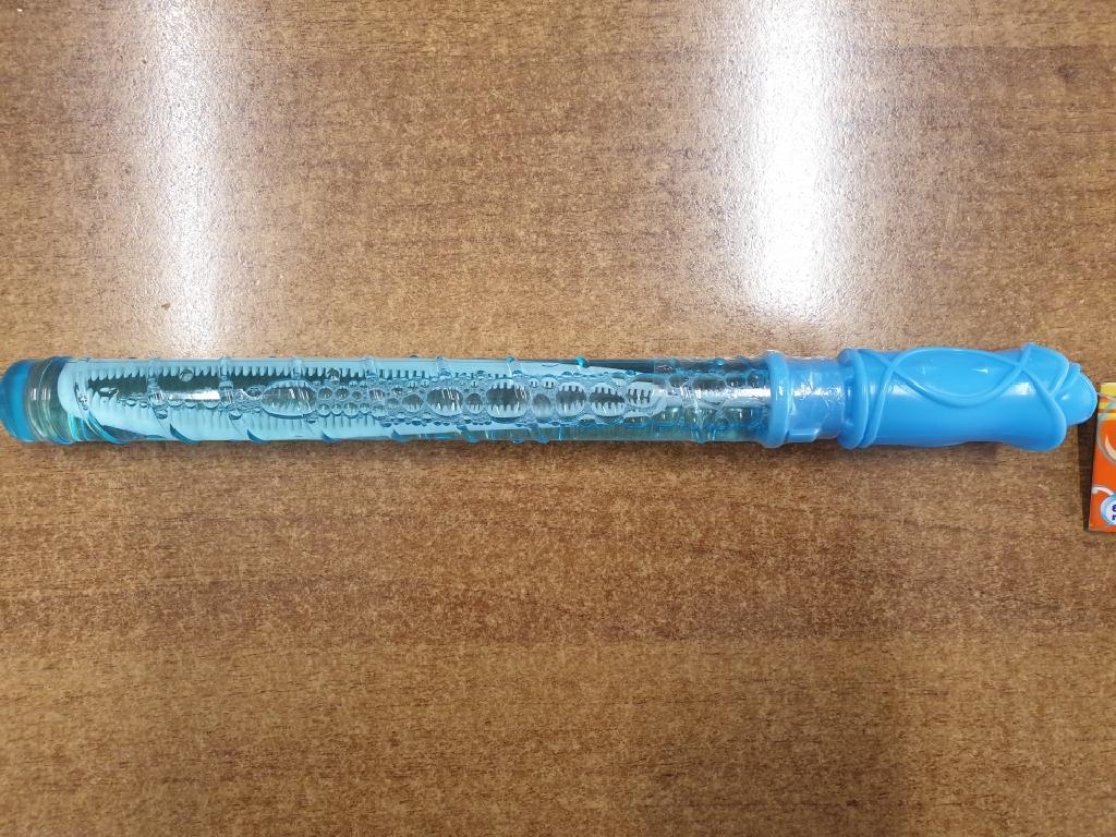 SPADA GIOCATTOLO IN PLASTICA DI UNA LUNGHEZZA DI CIRCA LUNGHEZZA 28 CM. LA SPADA CONTIENE  DEL LIQUIDO PER FARE LE BOLLE DI SAPONE, (CIRCA  A 60 M) MEDIANTE UNA SAGOMA FISSATA ALL'IMPUGNATURA DELL'ARMA GIOCATTOLO.