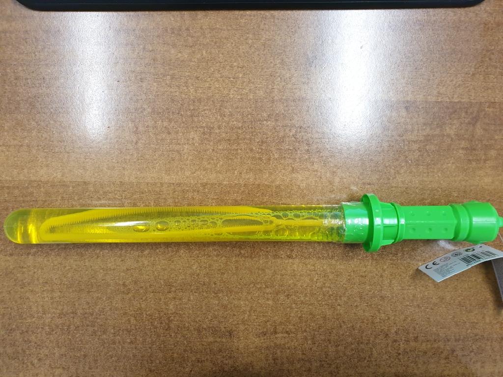 SPADA GIOCATTOLO IN PLASTICA DI UNA LUNGHEZZA DI CIRCA 45 CM. LA SPADA CONTIENE  DEL LIQUIDO PER FARE LE BOLLE DI SAPONE, (CIRCA  260 ML) MEDIANTE UNA SAGOMA FISSATA ALLA BASE DELL'IMPUGNATURA DELL'ARMA GIOCATTOLO.