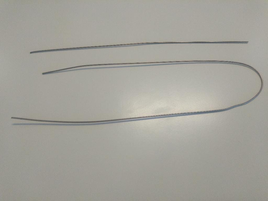 "Capillare" in acciaio  da inserire all'interno di un sensore di pressione.   L'articolo ha la forma di un tubicino di acciaio provvisto di un minuscolo foro.  All’interno del foro viene inserito un materiale di riempimento (mercurio, olio o NAK) che ha la funzione di trasferire il dato sulla pressione, da un punto caldo ad un punto freddo (dove è situato l’elemento sensibile).
La merce per dichiarazione di parte è esclusivamente destinata  ad essere utilizzata  come componente indispensabile  di sensori di pressione.