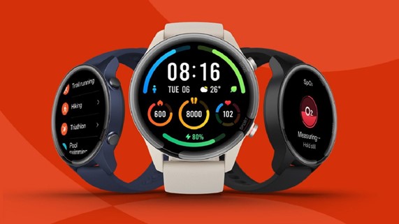 Orologio sportivo c.d. fitness tracker. L’articolo è un dispositivo multifunzione con display che viene indossato al polso. L’articolo è  dotato di memoria, GPS, bluethooth, batteria, sensori.
Il dispositivo presenta le funzioni di orologio e consente il tracciamento del battito cardiaco, il monitoraggio del livello di ossigeno nel sangue, il conteggio dei passi, la  ricezione di notifiche, l’impostazione di una sveglia,  etc..   
Può essere associato tramite bluetooth ad uno smartphone (non oggetto della presente ITV) su cui deve essere scaricata una specifica app, per monitorare e analizzare l’andamento della prestazione sportiva durante numerosi sport  (ad  esempio nuoto, corsa, camminata, ciclismo, triathlon, etc.)  e rendere più efficienti gli allenamenti. A seconda della versione può avere il quadrante rotondo oppure rettangolare.