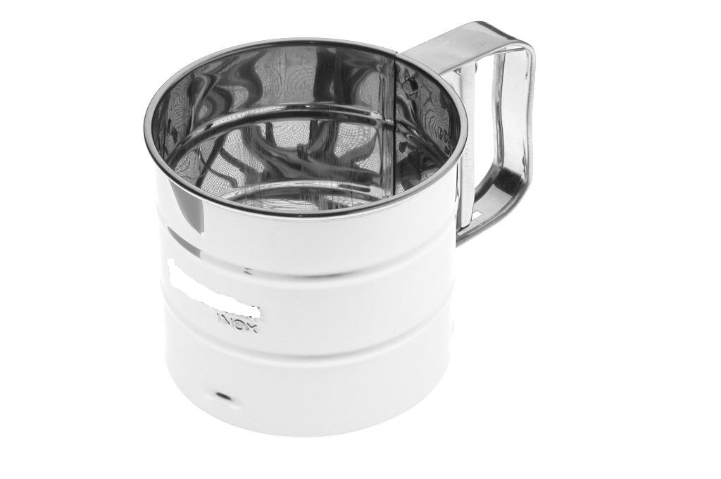 Articolo di uso manuale, domestico, in particolare per la cucina. Il prodotto si presenta come un contenitore in acciaio inox, munito di impugnatura con leva.
All’interno del contenitore sono presenti due dischi forati in acciaio collegati alla leva nell’impugnatura e una rete in acciaio inossidabile a maglia fine.
Inserendo la farina nel contenitore e premendo la leva nell’impugnatura più volte, la farina viene mossa dai due dischi forati e setacciata attraverso la rete in acciaio inox presente sul fondo del contenitore. Il prodotto pesa 104 grammi e si presenta condizionato per la vendita al minuto  con una etichetta in cartoncino illustrato, riportante le informazioni per il consumatore. Dimensioni cm 15 x 10 x 9,5 circa.